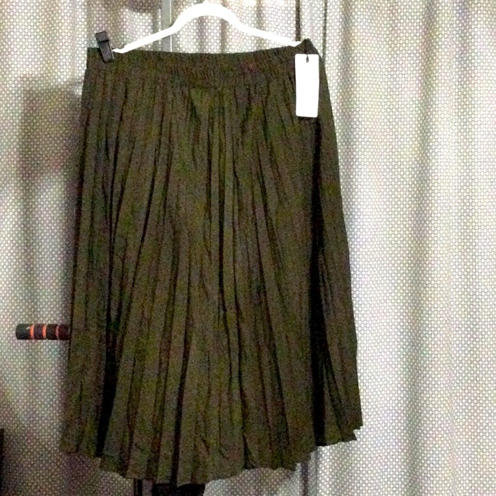 Shiny olive skirt